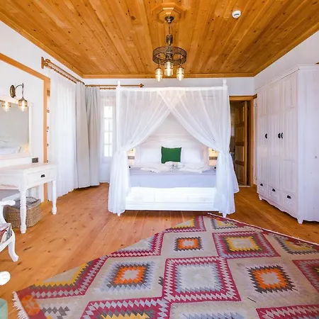 Pier House 5*